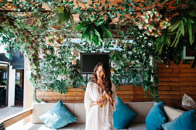 Jak stworzyć przytulny kącik wypoczynkowy na tarasie, wykorzystując elementy ogrodowe?