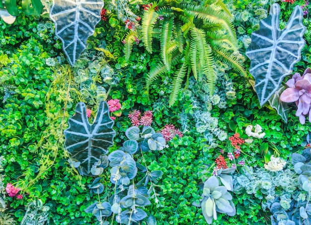 Zielone zakątki: jak wkomponować rośliny pnące w przestrzeń ogrodu